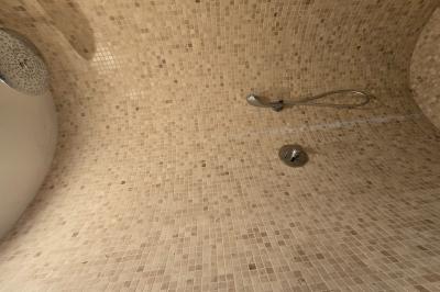 Chambre lumineuse avec poutres apparentes, lit double, commode en bois et fenêtres donnant sur l'extérieur.