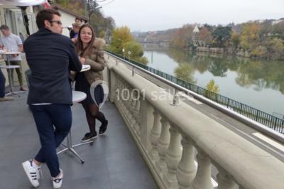 Réfrigérateur professionnel ouvert avec plusieurs étagères métalliques vides dans un environnement de cuisine.