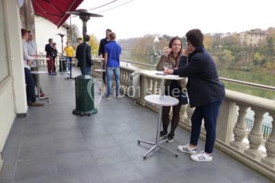 Réfrigérateur professionnel ouvert avec plusieurs étagères métalliques vides dans un environnement de cuisine.