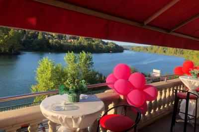 Réfrigérateur professionnel ouvert avec plusieurs étagères métalliques vides dans un environnement de cuisine.