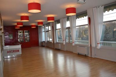 Réfrigérateur professionnel ouvert avec plusieurs étagères métalliques vides dans un environnement de cuisine.