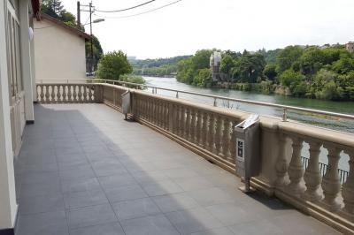 Réfrigérateur professionnel ouvert avec plusieurs étagères métalliques vides dans un environnement de cuisine.