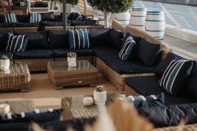 Salle de conférence moderne avec des chaises pliantes alignées face à un écran de projection.