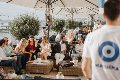 Salle de conférence moderne avec des chaises pliantes alignées face à un écran de projection.
