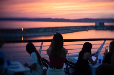 Salle de conférence moderne avec des chaises pliantes alignées face à un écran de projection.
