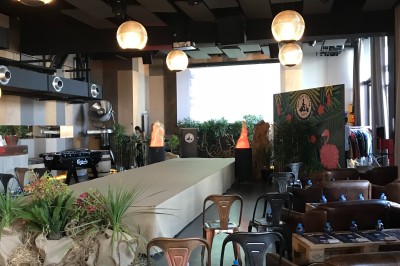 Salle de conférence moderne avec des chaises pliantes alignées face à un écran de projection.