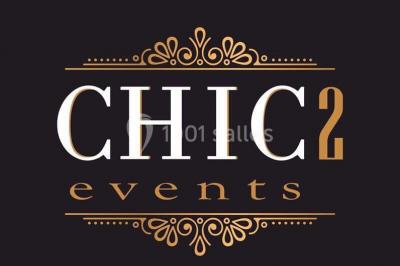 Buffet garni de plats variés sur une longue table blanche, dans une salle décorée avec des ballons suspendus.