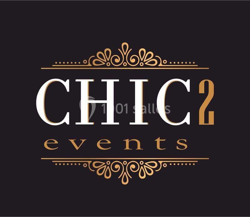 Logo de ’Chic2 Events’ avec des ornements dorés sur fond noir, combinant élégance et sobriété.