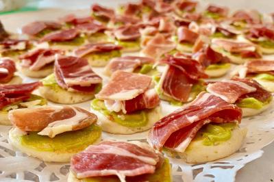 Buffet garni de plats variés sur une longue table blanche, dans une salle décorée avec des ballons suspendus.
