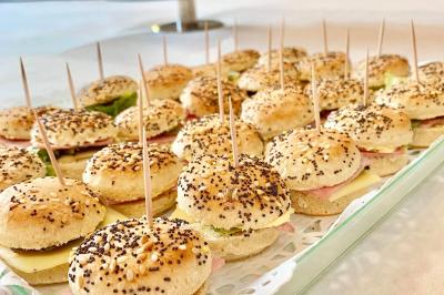 Buffet garni de plats variés sur une longue table blanche, dans une salle décorée avec des ballons suspendus.