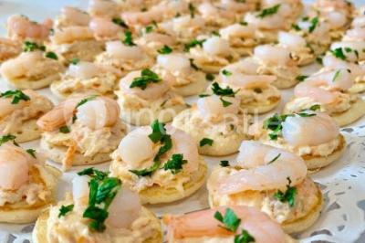 Décoration de salle de réception avec éclairage rose, rideaux, chandeliers et ornements lumineux en forme de cœur.