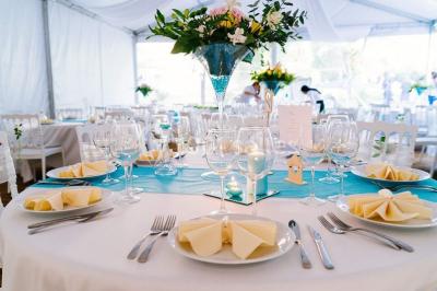Décoration de salle de réception avec éclairage rose, rideaux, chandeliers et ornements lumineux en forme de cœur.
