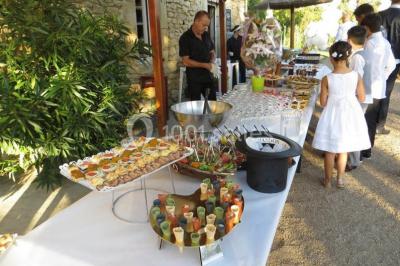 Personne manipulant un objet enflammé, créant des étincelles circulaires dans un environnement sombre.