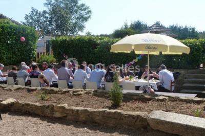Personne manipulant un objet enflammé, créant des étincelles circulaires dans un environnement sombre.