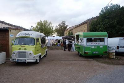 Personne manipulant un objet enflammé, créant des étincelles circulaires dans un environnement sombre.