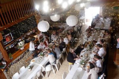 Personne manipulant un objet enflammé, créant des étincelles circulaires dans un environnement sombre.