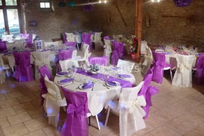 Personne manipulant un objet enflammé, créant des étincelles circulaires dans un environnement sombre.