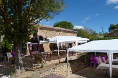 Personne manipulant un objet enflammé, créant des étincelles circulaires dans un environnement sombre.