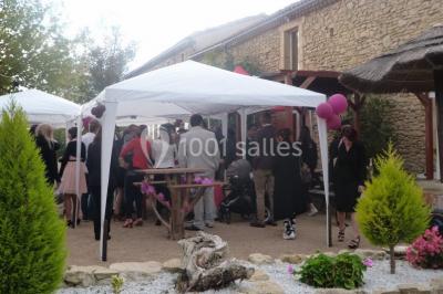 Personne manipulant un objet enflammé, créant des étincelles circulaires dans un environnement sombre.