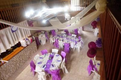 Personne manipulant un objet enflammé, créant des étincelles circulaires dans un environnement sombre.