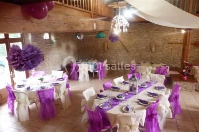 Personne manipulant un objet enflammé, créant des étincelles circulaires dans un environnement sombre.