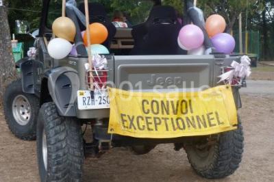 Personne manipulant un objet enflammé, créant des étincelles circulaires dans un environnement sombre.