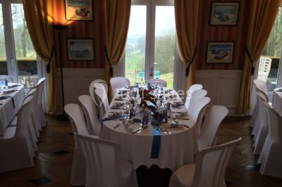 Miniature Location salle Derchigny (Seine-Maritime) - La Renaudière #9 Espace extérieur avec tables hautes noires, comptoir de service et décor champêtre sur une pelouse ensoleillée.