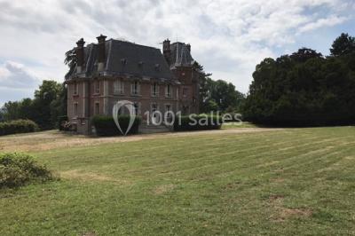 Miniature Location salle Derchigny (Seine-Maritime) - La Renaudière #12 Espace extérieur avec tables hautes noires, comptoir de service et décor champêtre sur une pelouse ensoleillée.