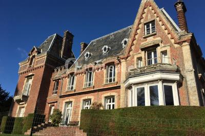 Miniature Location salle Derchigny (Seine-Maritime) - La Renaudière #4 Espace extérieur avec tables hautes noires, comptoir de service et décor champêtre sur une pelouse ensoleillée.