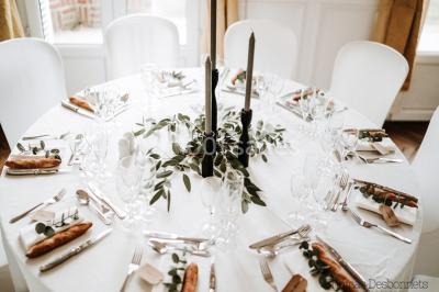 Miniature Location salle Derchigny (Seine-Maritime) - La Renaudière #6 Espace extérieur avec tables hautes noires, comptoir de service et décor champêtre sur une pelouse ensoleillée.