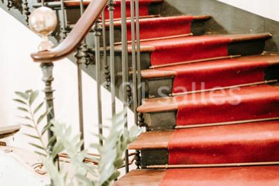 Miniature Location salle Derchigny (Seine-Maritime) - La Renaudière #10 Espace extérieur avec tables hautes noires, comptoir de service et décor champêtre sur une pelouse ensoleillée.