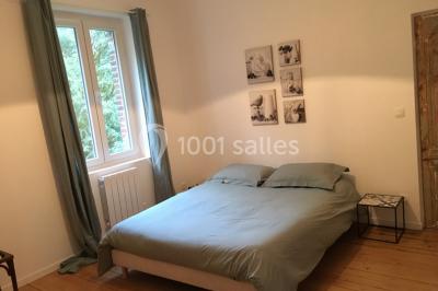 Miniature Location salle Derchigny (Seine-Maritime) - La Renaudière #11 Espace extérieur avec tables hautes noires, comptoir de service et décor champêtre sur une pelouse ensoleillée.