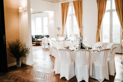 Miniature Location salle Derchigny (Seine-Maritime) - La Renaudière #5 Espace extérieur avec tables hautes noires, comptoir de service et décor champêtre sur une pelouse ensoleillée.