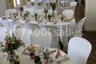 Miniature Location salle Derchigny (Seine-Maritime) - La Renaudière #8 Espace extérieur avec tables hautes noires, comptoir de service et décor champêtre sur une pelouse ensoleillée.