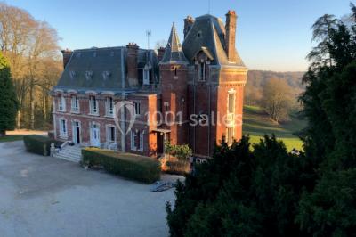 Miniature Location salle Derchigny (Seine-Maritime) - La Renaudière #2 Espace extérieur avec tables hautes noires, comptoir de service et décor champêtre sur une pelouse ensoleillée.