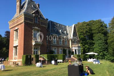 Miniature Location salle Derchigny (Seine-Maritime) - La Renaudière #3 Espace extérieur avec tables hautes noires, comptoir de service et décor champêtre sur une pelouse ensoleillée.