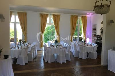 Miniature Location salle Derchigny (Seine-Maritime) - La Renaudière #7 Espace extérieur avec tables hautes noires, comptoir de service et décor champêtre sur une pelouse ensoleillée.