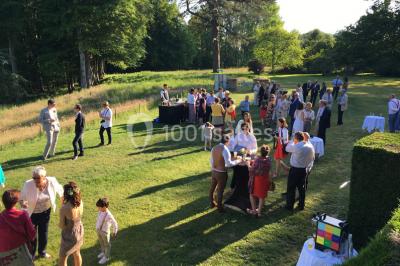 Miniature Location salle Derchigny (Seine-Maritime) - La Renaudière #13 Espace extérieur avec tables hautes noires, comptoir de service et décor champêtre sur une pelouse ensoleillée.