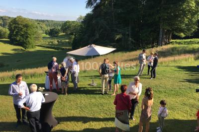 Miniature Location salle Derchigny (Seine-Maritime) - La Renaudière #14 Espace extérieur avec tables hautes noires, comptoir de service et décor champêtre sur une pelouse ensoleillée.