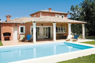 Gâteau de mariage à quatre étages décoré de rubans beige clair, posé sur un présentoir blanc.