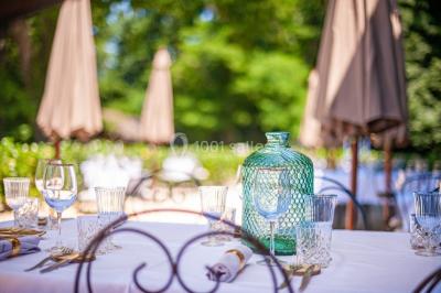 Deux lits simples avec tête de lit noire, coussins jaunes, et tableaux d'animaux anthropomorphes au mur.