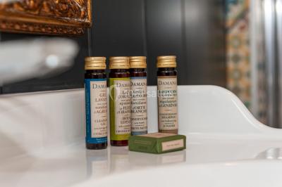 Deux lits simples avec tête de lit noire, coussins jaunes, et tableaux d'animaux anthropomorphes au mur.