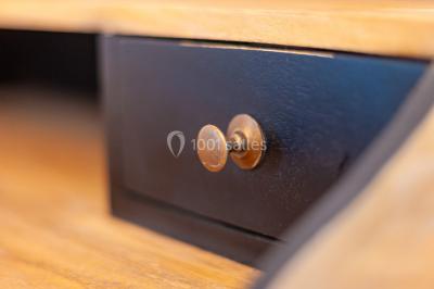 Deux lits simples avec tête de lit noire, coussins jaunes, et tableaux d'animaux anthropomorphes au mur.