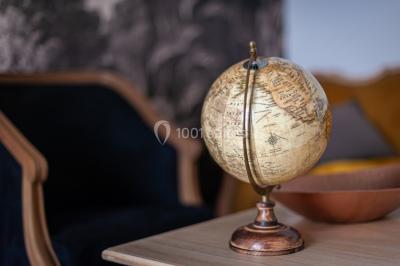 Deux lits simples avec tête de lit noire, coussins jaunes, et tableaux d'animaux anthropomorphes au mur.