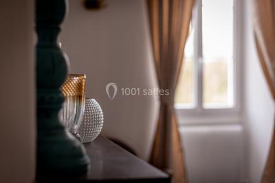 Deux lits simples avec tête de lit noire, coussins jaunes, et tableaux d'animaux anthropomorphes au mur.