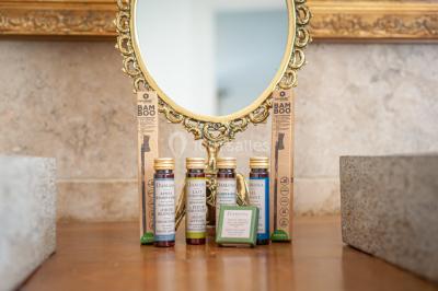 Deux lits simples avec tête de lit noire, coussins jaunes, et tableaux d'animaux anthropomorphes au mur.