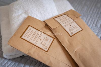 Deux lits simples avec tête de lit noire, coussins jaunes, et tableaux d'animaux anthropomorphes au mur.