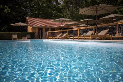 Deux lits simples avec tête de lit noire, coussins jaunes, et tableaux d'animaux anthropomorphes au mur.