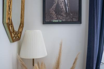 Deux lits simples avec tête de lit noire, coussins jaunes, et tableaux d'animaux anthropomorphes au mur.