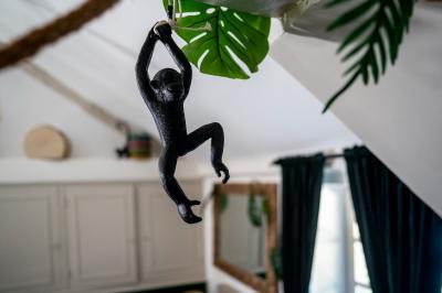 Deux lits simples avec tête de lit noire, coussins jaunes, et tableaux d'animaux anthropomorphes au mur.